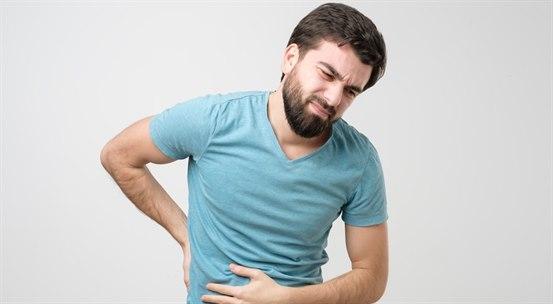 Ung mann med smerte i lenderyggen/flanken