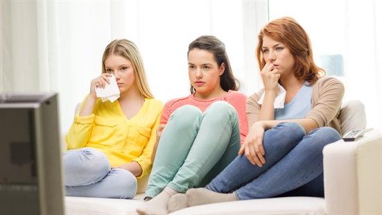 Tre jenter ser film og gråter