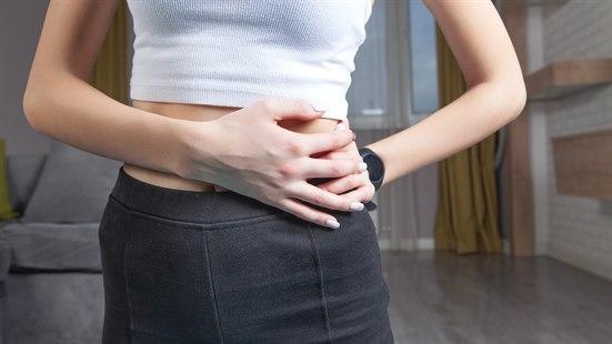 Illustrasjonsfoto av en kvinne som holder seg på magen.