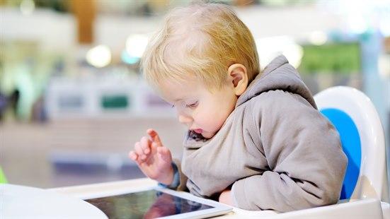 Baby ser på ipad