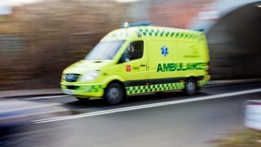 Illustrasjonsfoto av en ambulanse som kjører i høy hastighet ut av en tunnel.