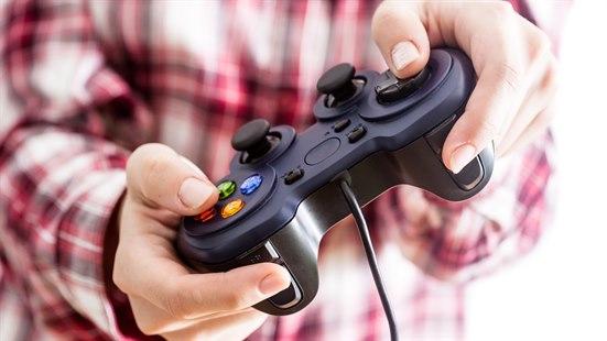 To hender som holder i en spillkontroll