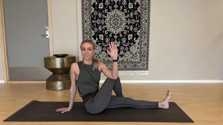 Bilde av Hilde Bjørnstad som gjør en yogaøvelse.