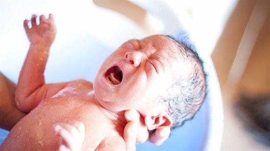 Illustrasjonsfotoet viser et nyfødt barn som gråter