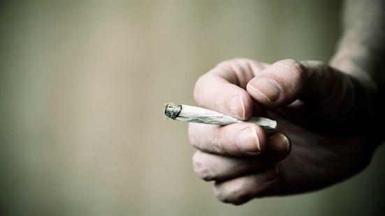 Illustrasjonsfoto: Hånd som holder i en påtent cannabisjoint.