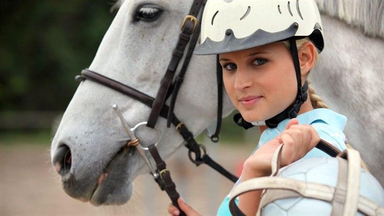 Ill.foto: Colourbox. Norges Rytterforbund anbefaler at hjelmen er på plass ved ridning, men også ved kjøring, longering, tømmekjøring og løshopping.
