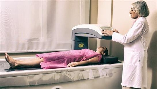 Kvinne får utført beintetthetsmåling