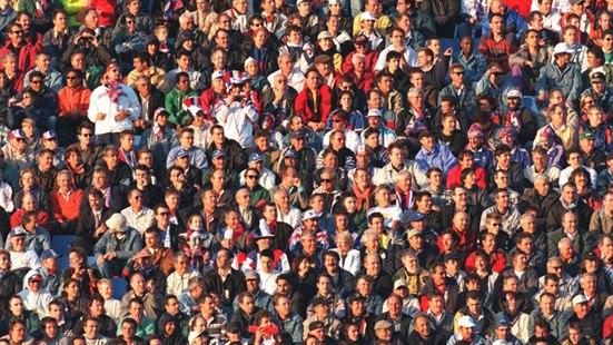 Illustrasjonsfoto av en gruppe mennesker som sitter på en tribune.