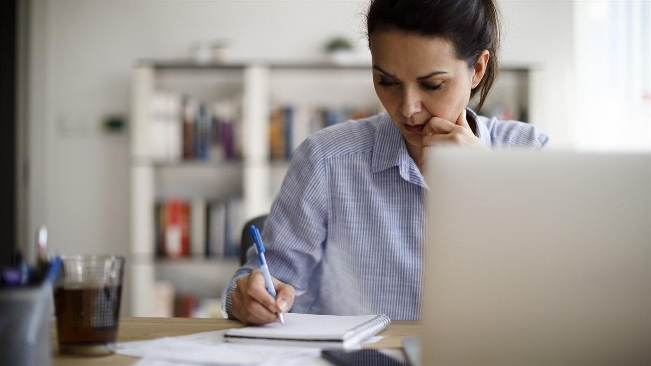 Illustrasjonsfotoet viser en dame som jobber foran pcn sin