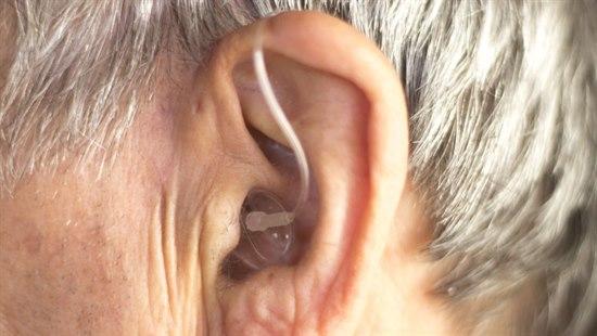 Bilde viser høreapparat plassert i øregangen.