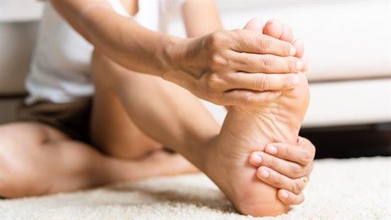 Illustrasjonsfotoet viser en person som holder seg til foten