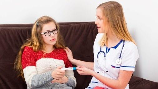 Gravid tenåring er på time hos en kvinnelig gynekolog og får medisinsk råd.