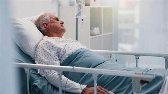Illustrasjonsfotoet viser pasient i sykehusseng