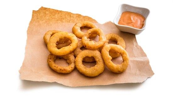 løkringer på gråpapir med en dip ved siden av