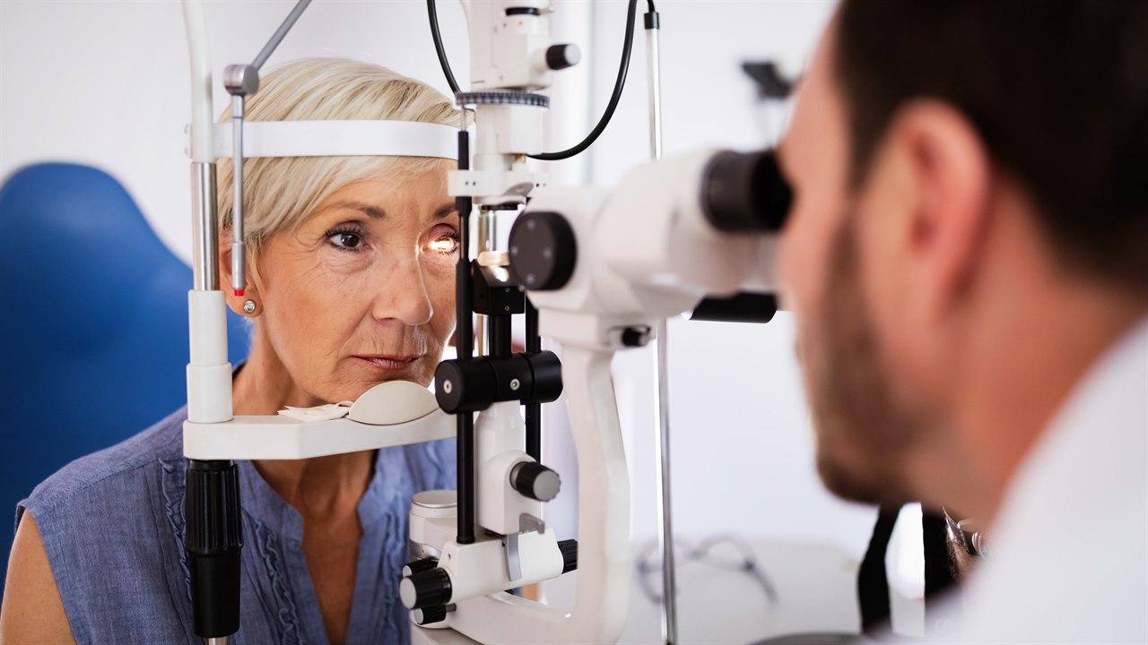 Illustrasjonsfotoet viser en dame som er hos en øyelege for undersøkelse