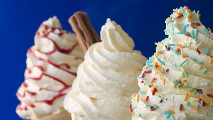 Foto: Colourbox. Sønnen får ofte is mange ganger i uken - fra naboer og gode venner,