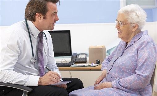 Illustrasjonsfotoet viser en eldre kvinne i samtale med sin mannlige lege