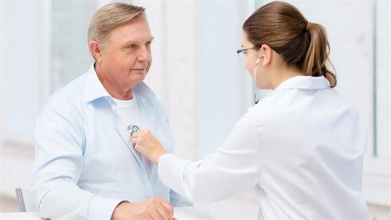 Illustrasjonsfotoet viser en eldre mann som blir lyttet på med et stetoskop av en kvinnelig lege