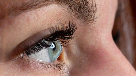 Illustrasjonsfotoet viser nærbilde av øye med keratokonus