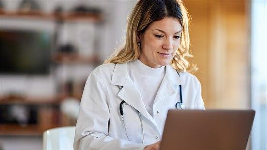 Illustrasjonsfoto av kvinnelig lege som jobber på laptop