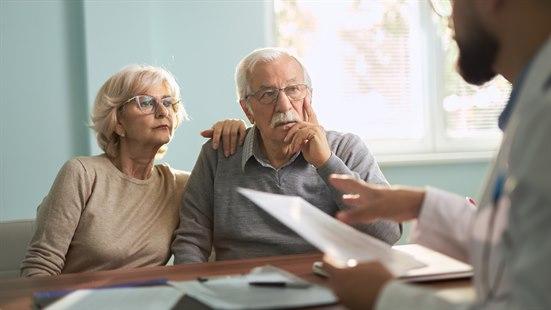 Illustrasjonsfotoet viser et eldre par som får informasjon fra legen