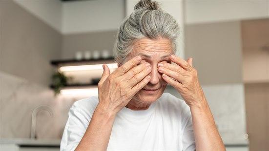 Fotoet viser en eldre kvinne som holder hendene foran øynene