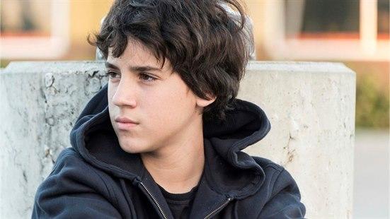 Illustrasjonsbildet viser en ung gutt som ser utover