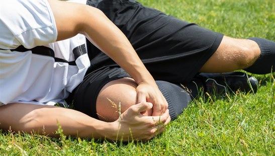 foto av man som skadat knä i samband med idrott